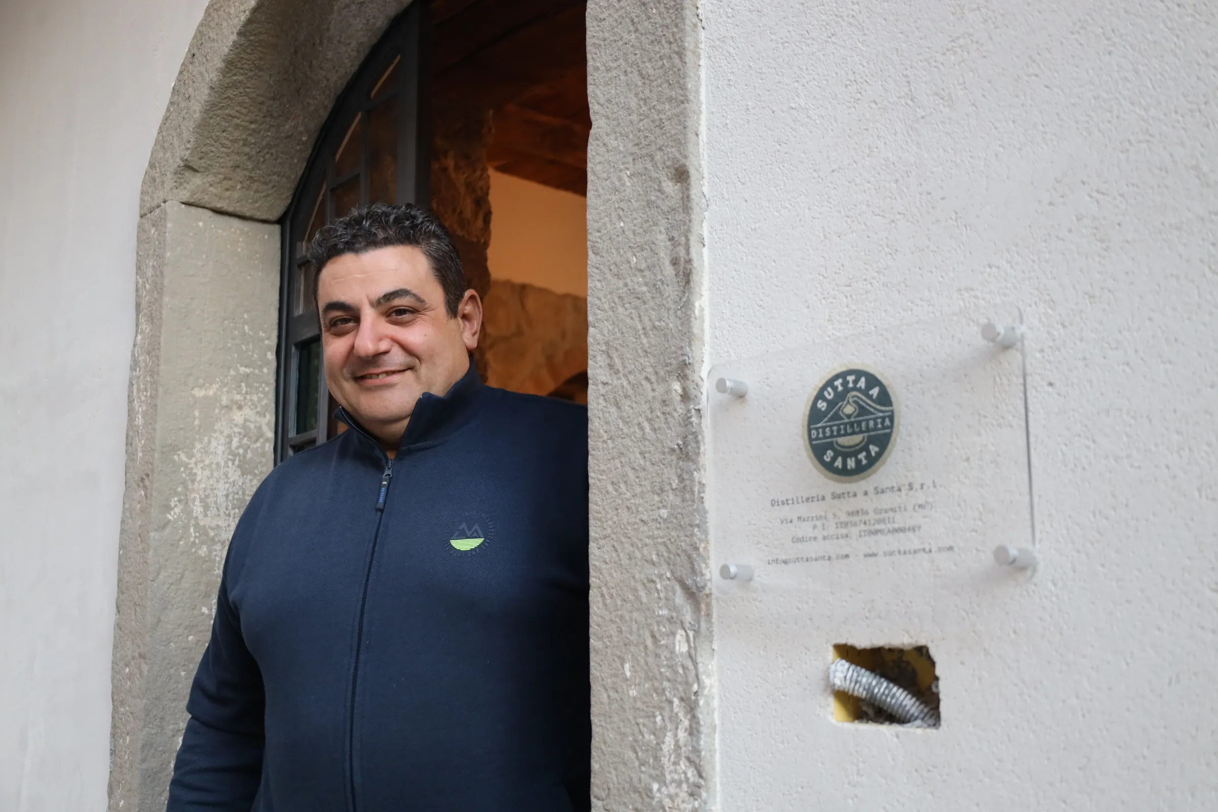 Immagine introduttiva alle visite guidate nella Distilleria SuttaSanta - Foto "Il benvenuto del mastro-distillatore Massimo Corvaia"